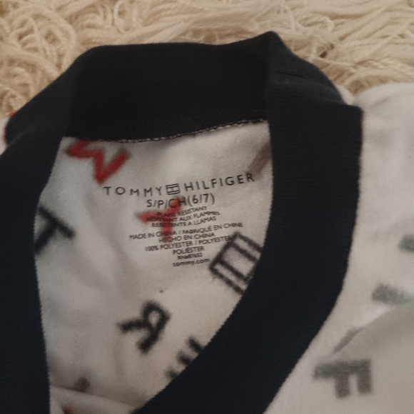 Tommy Hilfiger Boys/Girls Fleece Pullover Top Size 6/7 NWT - Picture 2 of 3